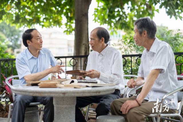 孙永锋与老友经常相聚万卷楼，一起看书交流。