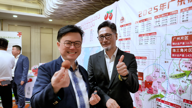 现场嘉宾为广东荔枝点赞。