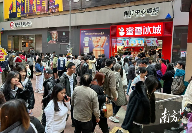 2023年12月，蜜雪冰城在香港开出第一家门店，人气火爆。