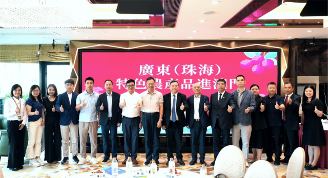 参会嘉宾在活动现场合影。