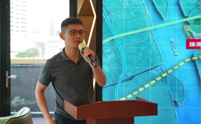 香洲区农业农村水务局副局长黄白杰。