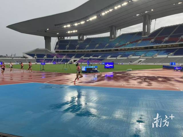 十五运会田径测试赛雨中开跑,“广东飞人”梁小静再现百米11秒37