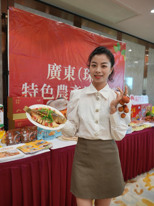 活动主持人南方农村报主播朱洁珊推介“鲜香＋甜蜜”年鱼与荔枝CP。