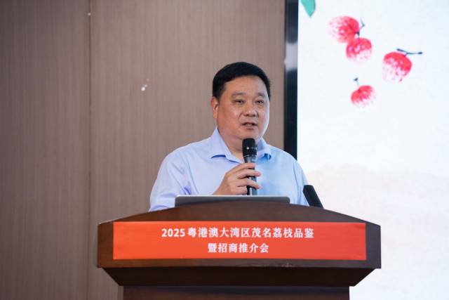 茂名市供销社副主任邓港。