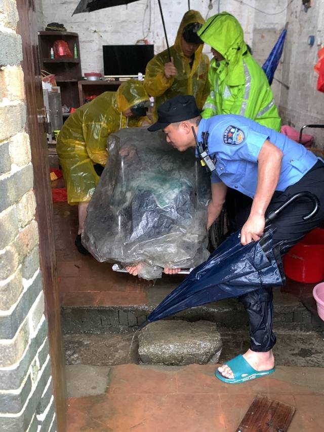 马岗村干部、驻村镇干部及公安民警顺利转移60多名群众。受访者供图