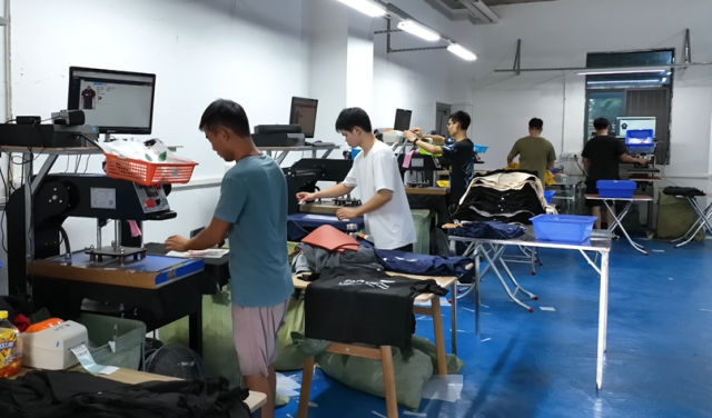 越来越多的青年返乡投身陆河服装产业发展。  受访者供图