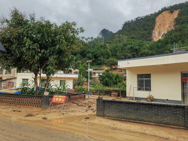 发生山体滑坡的中和村联二自然村村口拉起了警戒线。受访者供图