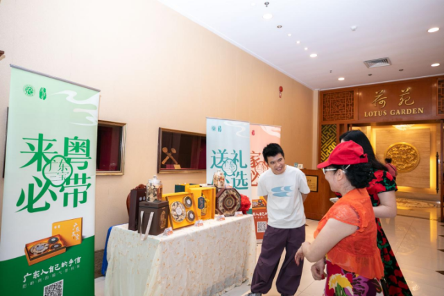 过往宾客问询广东三宝。