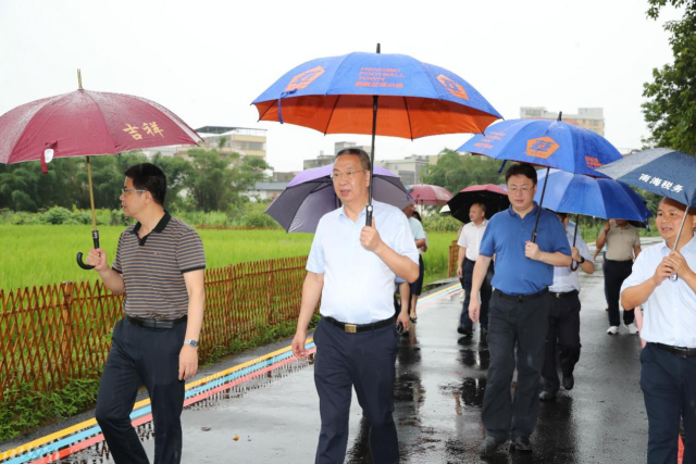 调研组在五华县横陂镇开展调研。