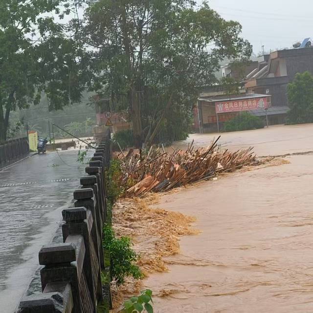 截至6月18日7时，本轮台风强降水灾害共造成怀集全县19个乡镇受灾，受灾人口18.3万人。