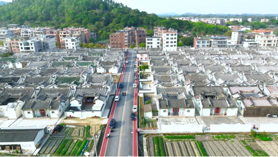 白坑村拥有独具特色的潮汕传统民居群，外立面经过精心改造，村子面貌焕然一新。 蓝东旭 摄