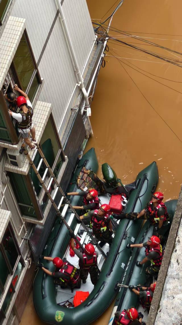 救援人员在怀集县城市广场救援。图片来源：肇庆市融媒体中心