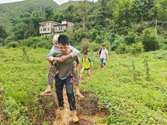 怀集县下帅乡党员干部进村入户开展防汛工作，组织群众撤离。来源：怀集县下帅乡人民政府