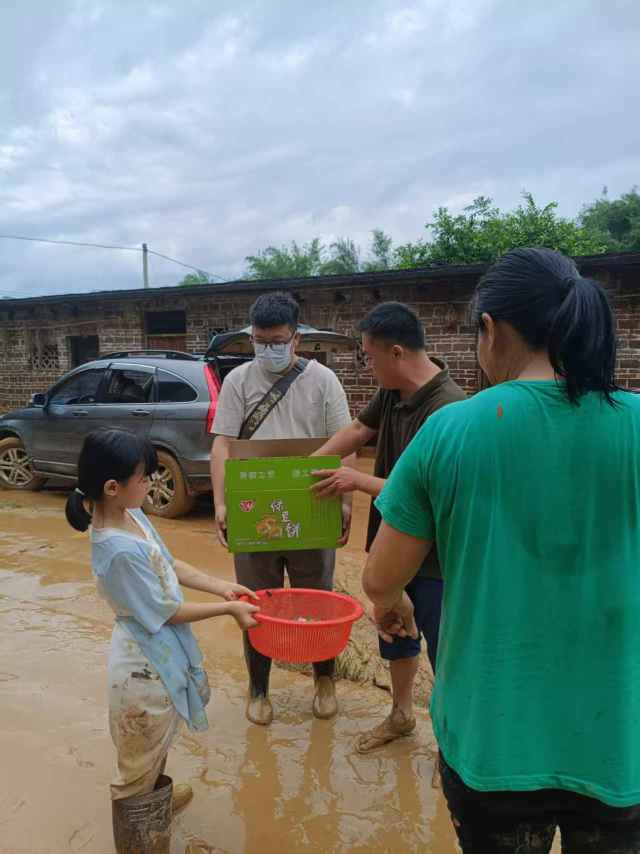 18日上午，连麦镇洪水退去，镇村干部进入各村派发物资。