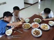 一线识“珠”③｜“红暴”停课日，她把客厅变成爱心托儿所