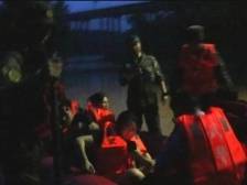 无惧洪水围困，肇庆武警官兵携生活物资挺进“孤岛”