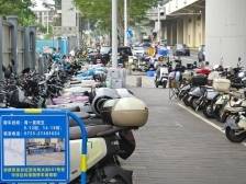 3名志愿者管理数百辆“电鸡”，光明还用上了“电警”｜“电鸡”围城