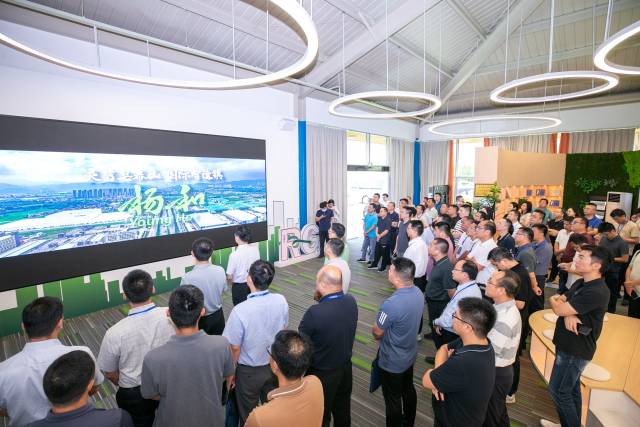 参训学员在佛山市高明区杨和镇学习美丽圩镇打造和产业园区建设经验。（吴秒衡/摄）