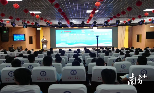 专家进行科普讲座。