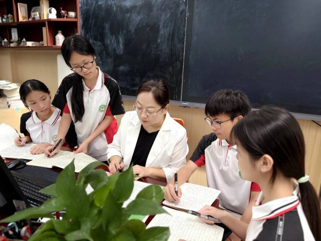 “小”课题托举“大”妨碍！深圳市黝黑区支教团队组团帮扶广西百色田阳
