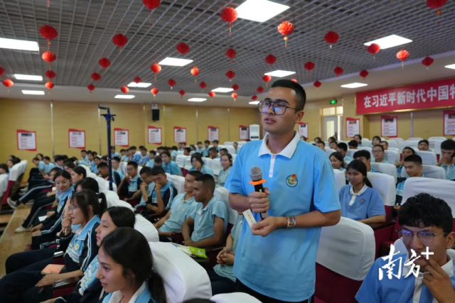 学生与科普专家进行交流互动。