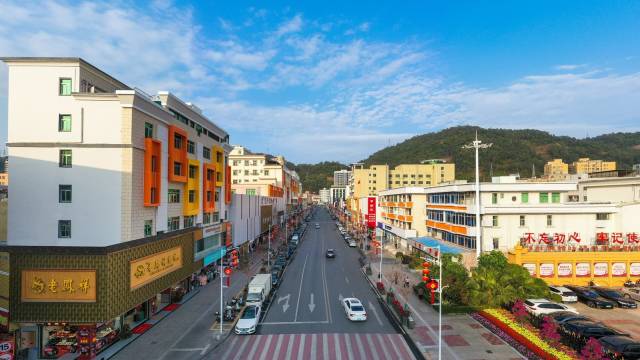 参训学员调研的惠阳区新圩镇美丽示范主街建设成效。（新圩镇供图）