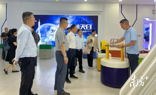 科普专家团参观疏附县第二中学科技创新成果展。