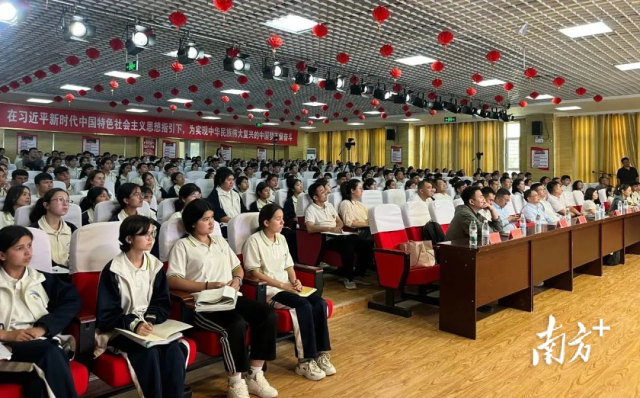 学生们认真聆听讲座。