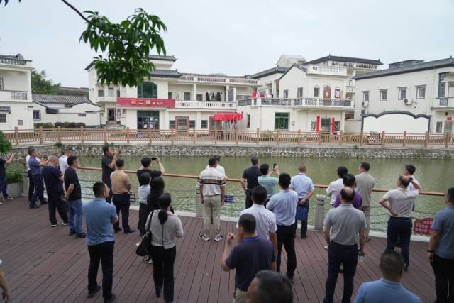 参训学员在汕尾市城区红草镇学习重点建筑业央企助力镇村建设经验做法。（张文捷/摄）