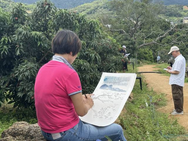 汕头文艺界深入雷岭采风，共绘荔红胜景