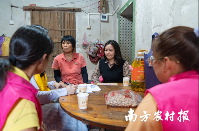 基金会和妇联工作人员为阿青及时送去帮助。