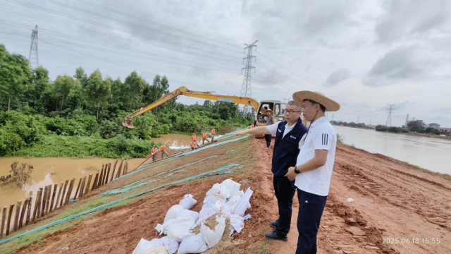 6月18日，茂名市小东江茂名镇盛段险情处置现场。