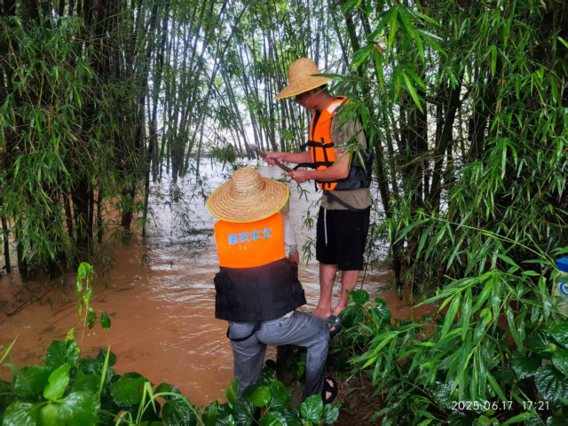 6月17日，怀集县大象水文站水位持续上涨，广东省水文局肇庆水文分局技术人员设置临时水尺。