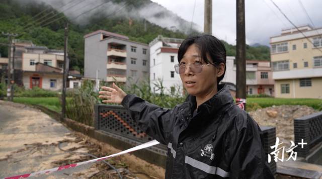刘名芳回到当初进入村子的道路,查看村庄情况。 刘名芳回到当初进入村子的道路,查看村庄情况。