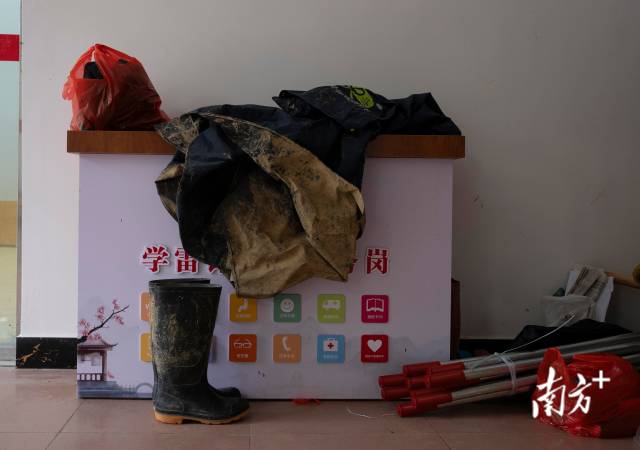 中和村村委会里,摆放着刚用完的装备。 中和村村委会里,摆放着刚用完的装备。
