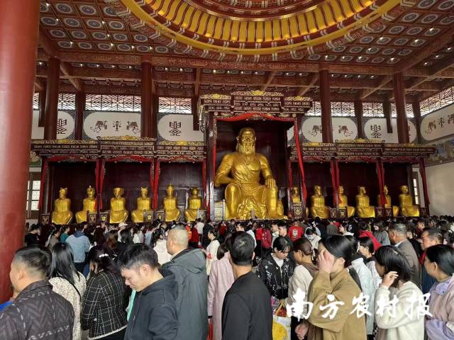 布洛陀大殿人潮涌動(dòng),。