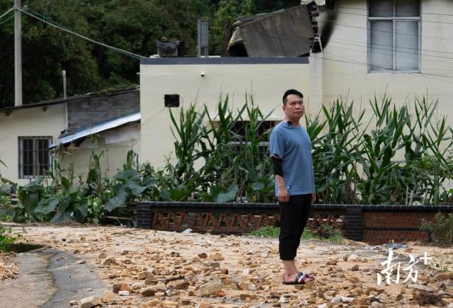 驻村干部、贵子镇副镇长刘春华回到滑坡现场观察受损情况。 驻村干部、贵子镇副镇长刘春华回到滑坡现场观察受损情况。