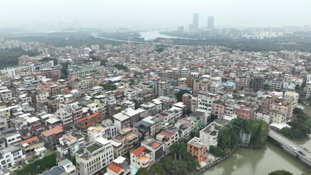 传统建筑被拆后，成批缺乏特色的民居建起（余建军/摄）