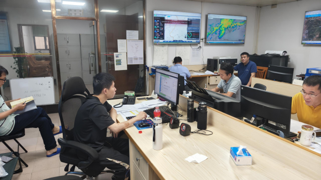 怀集县水利局工作人员值守一线
