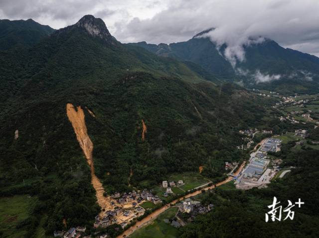 6月15日,因暴雨袭击,茂名信宜市贵子镇的中和村,发生了一起山体滑坡。 6月15日,因暴雨袭击,茂名信宜市贵子镇的中和村,发生了一起山体滑坡。