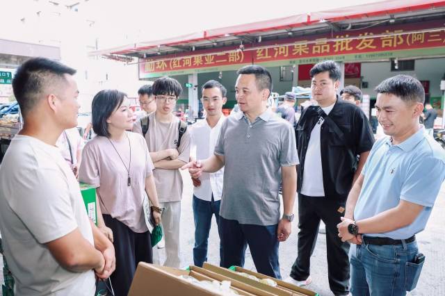 推介团走访嘉兴水果市场。 推介团走访嘉兴水果市场。