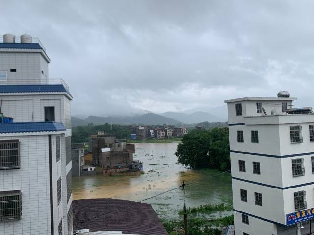 6月17日，洪水涌入中洲镇马岗村。