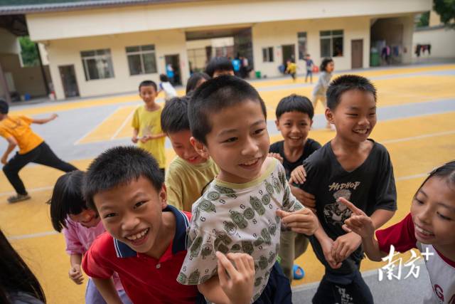 贵子镇秋风根小学安置了部分受灾村民与学生。 贵子镇秋风根小学安置了部分受灾村民与学生。