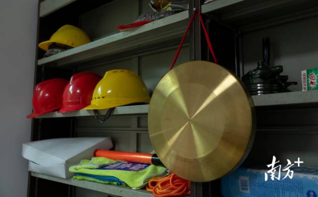 中和村村委会里,摆放着用来通知村民转移的铜锣。 中和村村委会里,摆放着用来通知村民转移的铜锣。