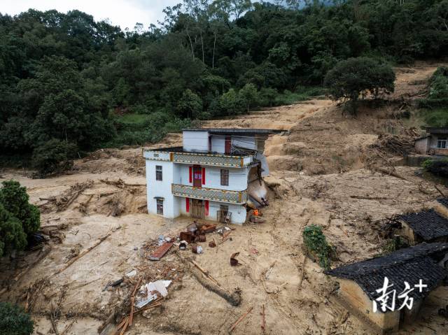 据估算,中和村的山体滑坡倾泄了约5000立方米的土石。 据估算,中和村的山体滑坡倾泄了约5000立方米的土石。