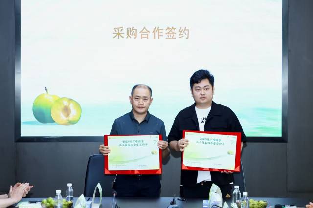 镇宁自治县与嘉兴瓜果市场告竣产销策略相助签约。嘉兴瓜果市场果品格业协会常务副会长吴庆国建议，嘉兴瓜果市场是果品流通规模的“领航者”，口感风韵不够为奇，品牌化睁开水平，
