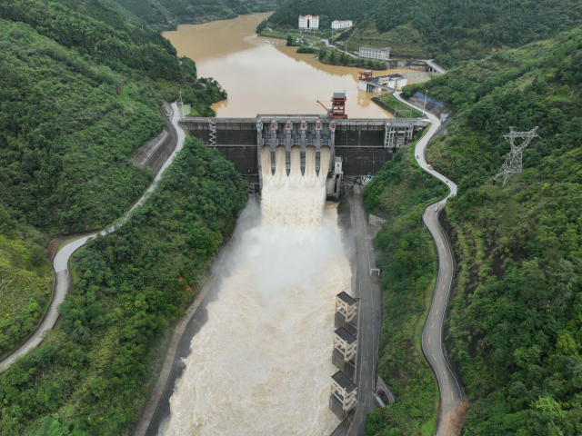 乐昌峡水利枢纽泄洪。