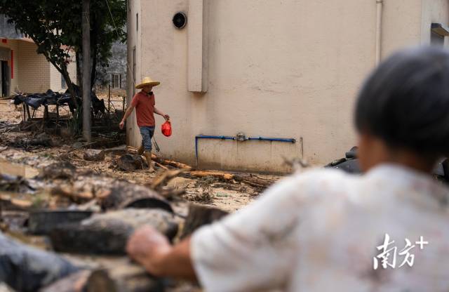 中和村村支书曹木生脚踏及膝深度的淤泥,帮助老人取药。 中和村村支书曹木生脚踏及膝深度的淤泥,帮助老人取药。