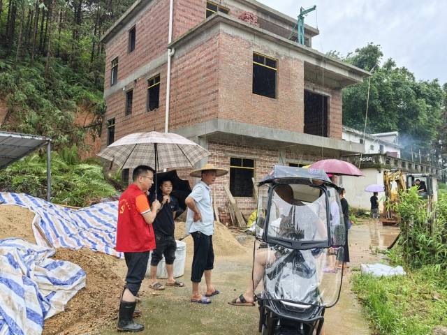 6月18日，驻下帅乡帮镇扶村工作队进村安抚群众，收集群众诉求，查看受灾情况。