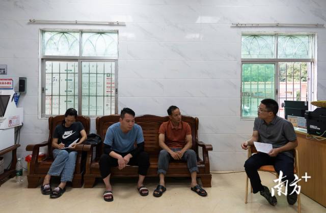 6月18日傍晚,中和村的村干部与贵子镇镇长余益斌商量村子重建工作。 6月18日傍晚,中和村的村干部与贵子镇镇长余益斌商量村子重建工作。